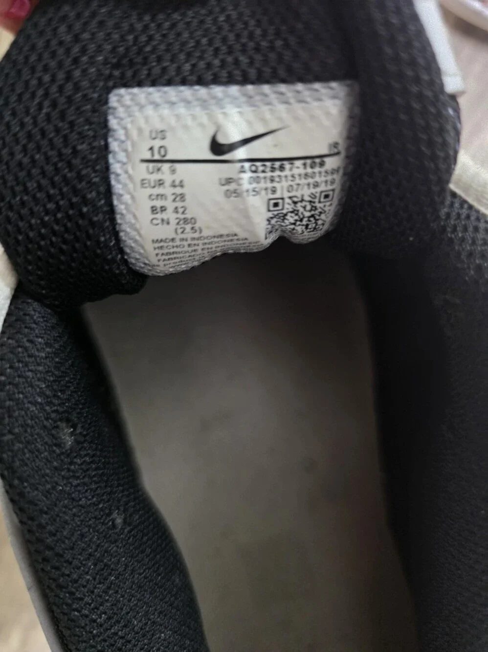 Nike Men's Black White Yellow Red Accent Sneakers 10 - Picture 2 of 8